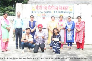 Students got cheque of Rs.5100 by P.S.E.B.